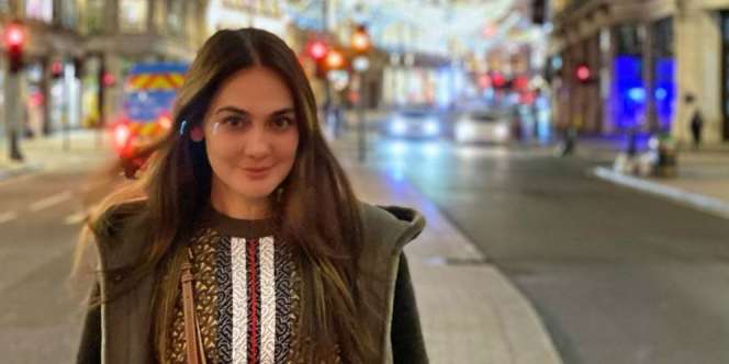 Padukan Kupluk dan Tas Bermerek, Tengok Gaya Unik Luna Maya
