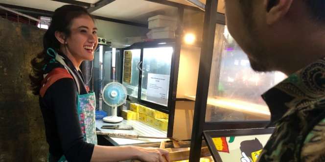 Senyumannya Mengalihkan Dunia, Penjual Tahu Cantik Ini Hebohkan Jagat Maya