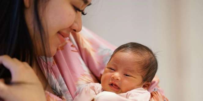 Reaksi Syahnaz Sadiqah Saat Lihat Bayi Kembarnya Digunduli