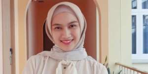 Tampil Chic Gaya Outfit Etnik Melody Eks JKT48
