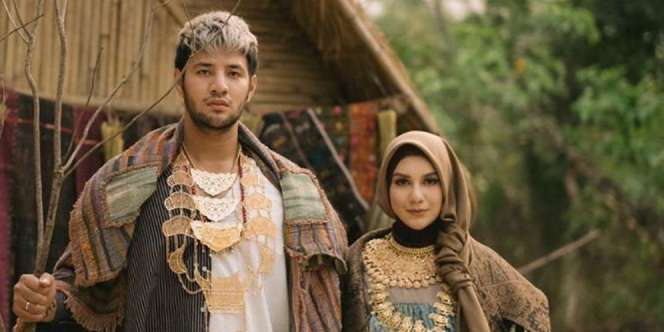Tampil Serasi Bareng Suami, Irish Bella Banjir Pujian