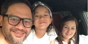 Aksi Gemas Indra Brasco dan Putrinya Joget TikTok, Super Kompak!