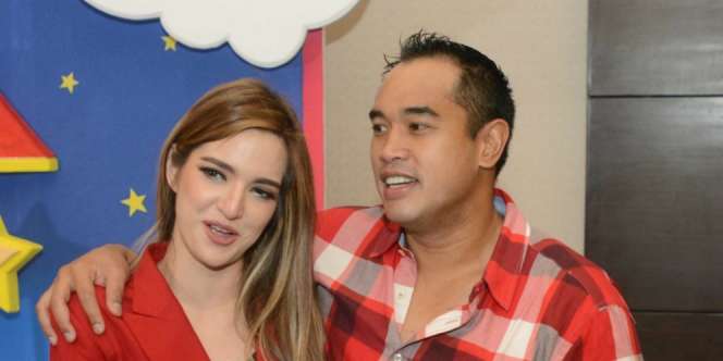 Reaksi Keluarga Bakrie Tahu Nia Ramadhani Tak Bisa Kupas Buah