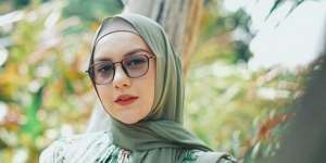 Nongkrong Pakai Sandal, Kecantikan Irish Bella Nggak Luntur
