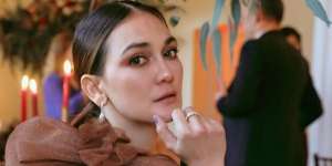 Rahasia Luna Maya Tampil Glowing, Cuma Pakai 3 Makeup Items!