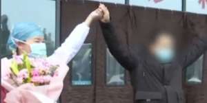 Diberi Bunga, Lelaki Ini Diklaim Sembuh dari Virus Corona Wuhan