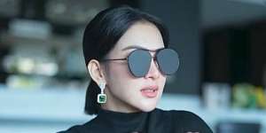 Syahrini Pakai Tas Super-Mungil Rp1,6 M, Buat Simpan Apa?