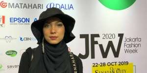 Cara Jenahara Tampil Edgy Pakai Outfit Serba Hitam