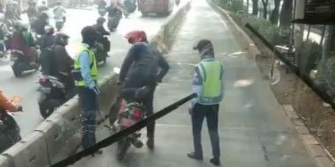 Viral, Pengendara Motor Pelat Merah Terobos Jalur TransJakarta