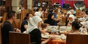 Tangis Turis China Saat Dengar Azan di Sumbar: Ini Sempurna
