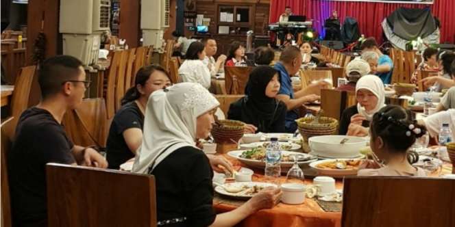 Tangis Turis China Saat Dengar Azan di Sumbar: Ini Sempurna