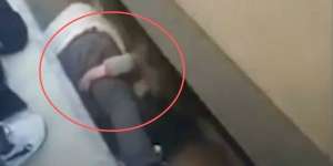 Detik-Detik Aksi Heroik Ayah Selamatkan Putrinya yang Hampir Terlindas Kereta