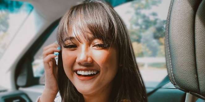 Selfie Pakai Halter Neck Top, Ketiak Marion Jola Disorot