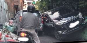 Ogah Mengalah di Gang Sempit, Mobil `Panjat` Dinding Jalan