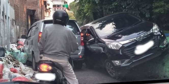 Ogah Mengalah di Gang Sempit, Mobil `Panjat` Dinding Jalan