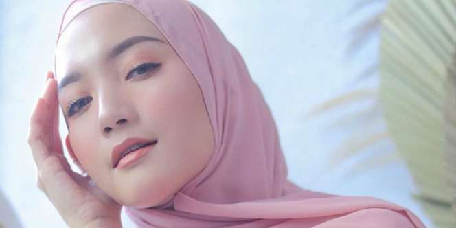 Serba Pink, Erica Putri Tampil Memesona
