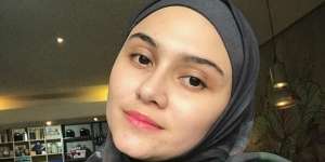Cantiknya Zee Zee Shahab dengan Makeup Flawless