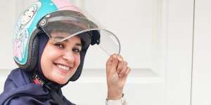 Gaya Shireen Sungkar Pakai Helm, Netizen Salfok ke Bagian Ini