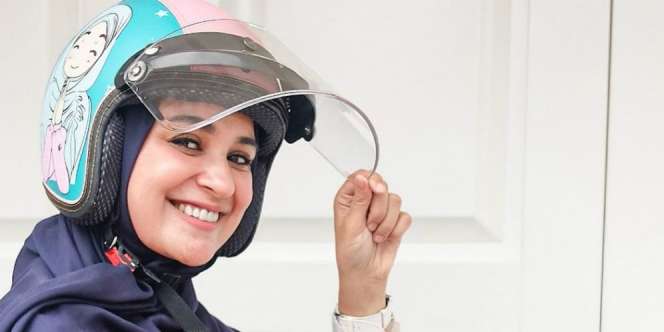 Gaya Shireen Sungkar Pakai Helm, Netizen Salfok ke Bagian Ini