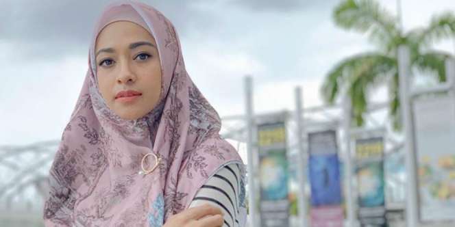 Hijab Streetstyle Poppy Bunga di Tokyo, Tetap Feminin!