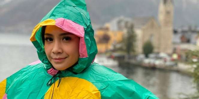 Jas Hujan Nagita Cuma Rp40 Ribu, Warganet Girang Bukan Kepalang