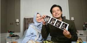 Cut Meyriska Hamil, Roger Danuarta Menangis Lihat Foto USG