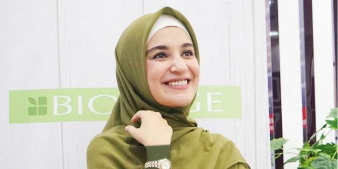 Kisah Shireen Sungkar Perangi Ketombe dan Rambut Lepek