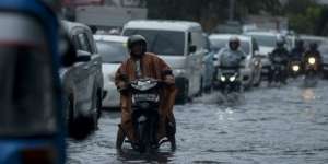 Duh, Hujan Minggu Pagi Bikin Depan Istana Negara Banjir