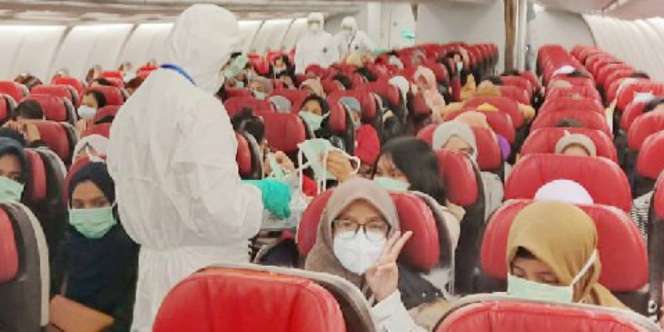 WNI dari Wuhan Tiba di Batam, Petugas Langsung Semprotkan Disinfektan