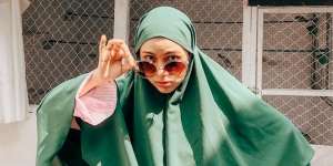 Gaya Modis Nycta Gina Jadi Juragan Kerudung