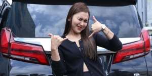 Potret Ayu Ting Ting Pakai Busana Hitam Ketat Jadi Sorotan