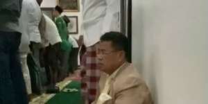 Momen Hotman Paris `Terjebak` Duduk Bersila di Antara Jemaah Sholat Zuhur