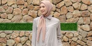 Gaya Hijab Ikat Donita, Lembut Memesona