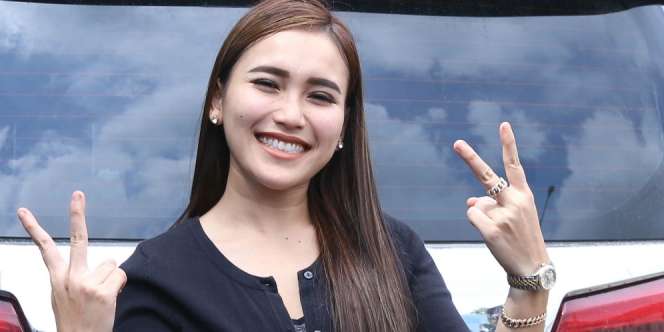 Penampilan Ayu Ting Ting Bawa Tas Ratusan Juta Dikritik, Apa yang Salah?