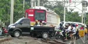 Insiden Kereta 'Mengalah' di Bekasi, Ini Kata PT KCI