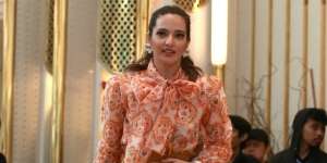 Gaya Cetar Nia Ramadhani dan Kakak Ipar, Tenteng Tas Puluhan Juta!