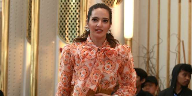 Gaya Cetar Nia Ramadhani dan Kakak Ipar, Tenteng Tas Puluhan Juta!