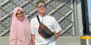 Teduh Menawan, Gaya Hijab Ussy Sulistiawaty Saat Umroh