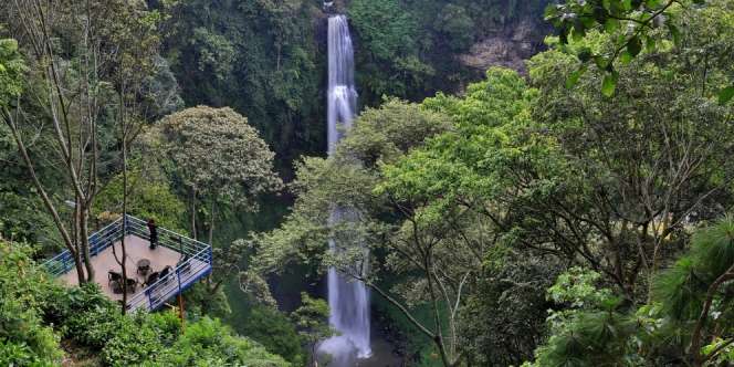 Menikmati Debur Air Terjun Pelangi yang Memesona