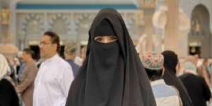 Heboh Transgender Malaysia Umroh Pakai Hijab dan Cadar