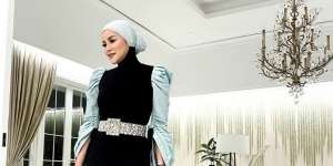 Stylish! Gaya Turban Monokrom Olla Ramlan