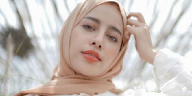 Gaya Outfit White on White Selebgram Aghnia Punjabi