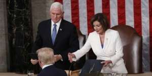 Jabat Tangan Tak Dibalas, Ketua DPR AS Balas Robek Salinan Pidato Donald Trump