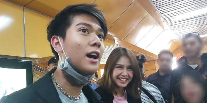 Naik KRL Commuterline, Iqbaal Ramadhan Pakai Masker dan Dikawal 6 Bodyguard