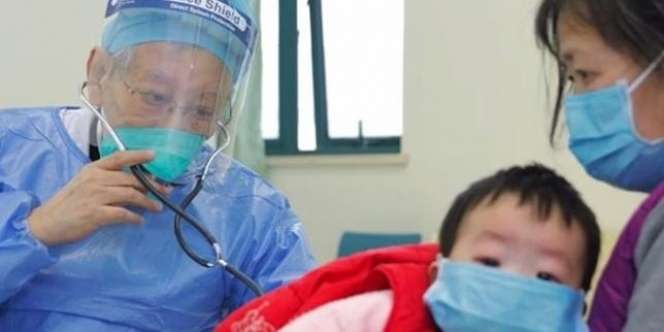 Cara Pensiunan Dokter Ini Tangani Pasien Virus Corona Bikin Dunia Terharu