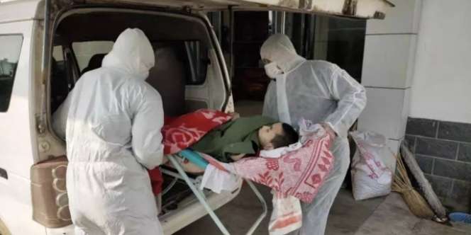 Haru, Ibu Memohon Petugas Izinkan Putrinya Keluar Wuhan Demi Berobat Leukimia