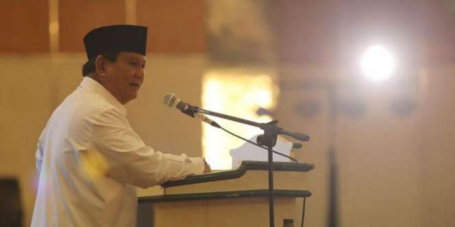 Tak Diizinkan Kontak Langsung, Menhan Prabowo Sapa WNI di Natuna dari Dalam Bus