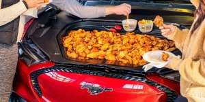 Ide Unik, Kap Mesin Mobil Listrik Bisa Dipakai Simpan Ayam Goreng