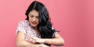 3 Tips Atasi Ruam Akibat Memakai Perhiasan