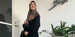 Pangling! Wajah Glowing Ratna Galih dengan Makeup Flawless